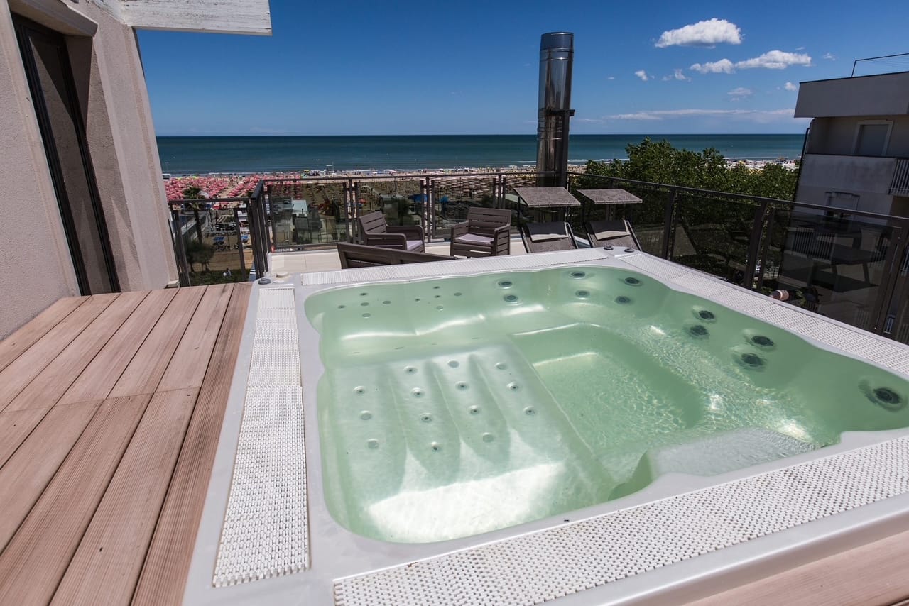 Vasca idromassaggio su una terrazza affacciata sulla spiaggia